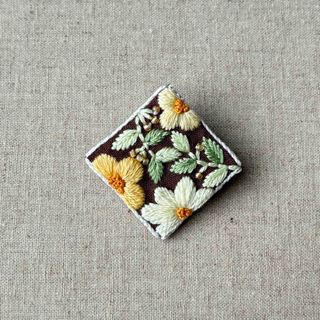 ［手刺繍］四角い刺繍ブローチ 花【a14】